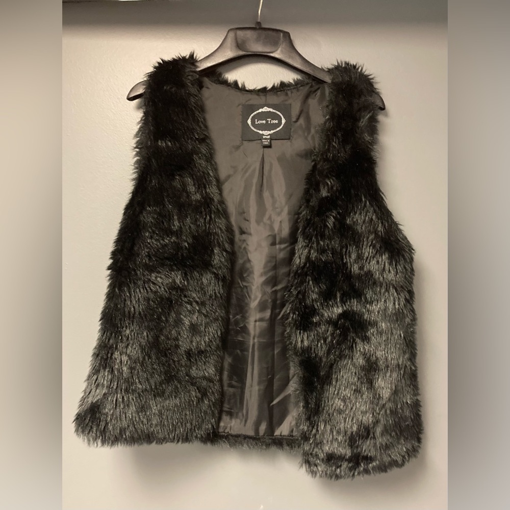 💛⭐TODAY***$15***NWOT Love Tree black faux fur vest.